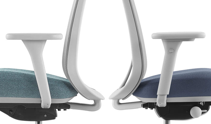Seitenansicht von zwei Herman Miller Lino Bürostühlen Rücken an Rücken. Beide Stühle sind grau und blau, wobei der linke Stuhl die feste Armlehne und der rechte Stuhl die voll verstellbare Armlehne zeigt.