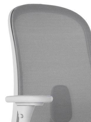 Nahaufnahme eines grauen Lino-Bürostuhls von Herman Miller, der die atmungsaktive Rückenlehne zeigt.