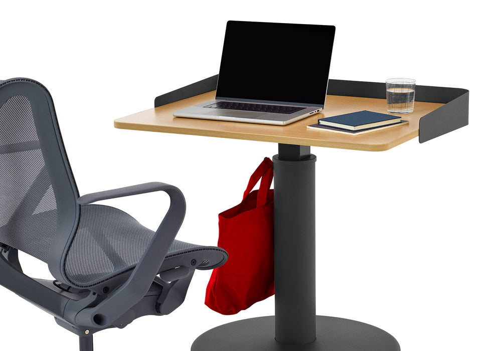 Ein blauer Cosm-Bürostuhl von Herman Miller, aufgestellt vor einem schwarzen und aschfarbenen OE1-Stehpult von Herman Miller, mit optionalem Wrap-Screen.