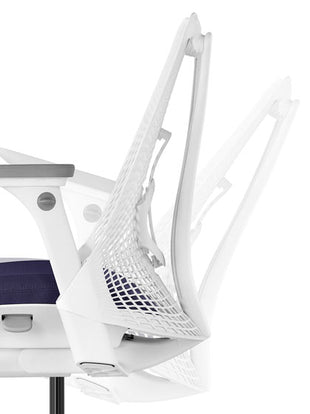 Seitenansicht eines weißen Sayl-Bürostuhls von Herman Miller, der die Neigungsfunktion zeigt.