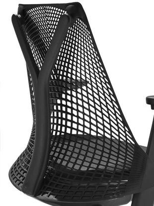 Rückansicht eines schwarzen Sayl-Bürostuhls von Herman Miller, der die Y-förmige Rückenlehne zeigt.