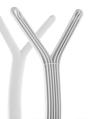 Ein weißes Y-förmiges Objekt steht vor einem weißen Hintergrund. Hervorhebung des Designs und der Form der Rückenlehne des Sayl-Bürostuhls.