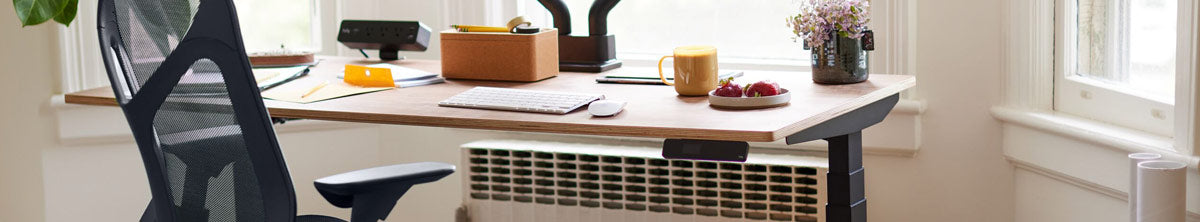 Cosm Mid-Back-Bürostuhl mit Jarvis-Steh-Sitz-Schreibtisch in Schwarz mit Bambusplatte