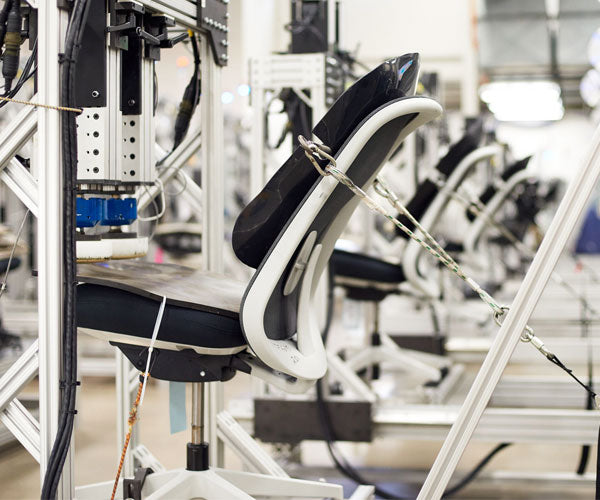 Foto des Millionenzyklustests, den alle Herman Miller Stühle durchlaufen und der 12 Jahre Dauergebrauch nachbildet.