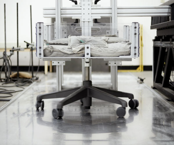 Foto des Drehtests, der die 60.000fache Drehung der Stühle nachbildet, die alle Herman Miller Stühle durchlaufen.