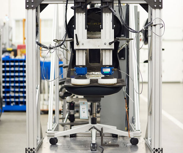 Foto des Schock- und Feuchtigkeitstests, der sicherstellt, dass alle Herman Miller Stühle dem Transport und den klimatischen Bedingungen auf der ganzen Welt standhalten.