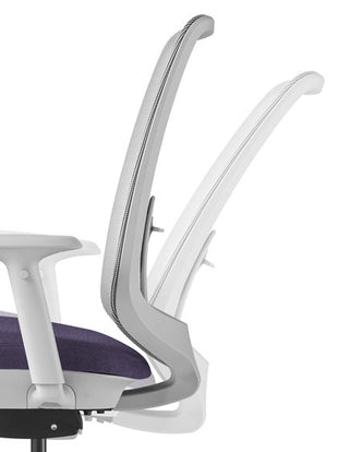 Seitenansicht eines grauen Verus-Bürostuhls von Herman Miller, der die Neigungsfunktion zeigt.