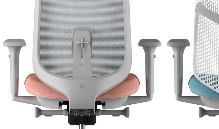 Rückansicht eines grauen und rosafarbenen Verus-Bürostuhls von Herman Miller, mit Blick auf die gefederte Rückenlehne.