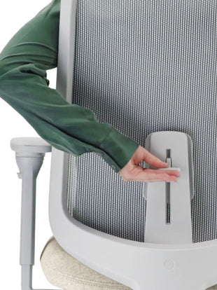 Rückansicht eines grauen Verus-Bürostuhls von Herman Miller, mit verstellbarer Rückenlehne.