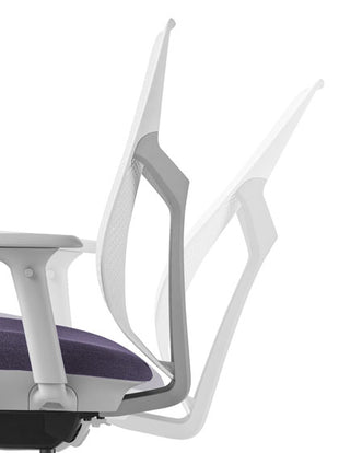 Seitenansicht eines grauen Verus-Bürostuhls von Herman Miller, der die Neigungsfunktion zeigt.