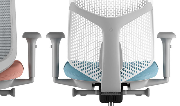 Rückansicht eines grauen und blauen Verus-Bürostuhls von Herman Miller, der die Triflex-Rückenlehne zeigt.