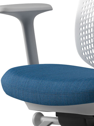 Nahaufnahme eines blauen und grauen Verus-Bürostuhls von Herman Miller, die den konturierten Sitz zeigt.