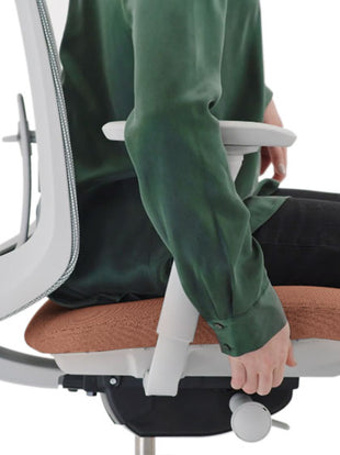 Seitenansicht eines rosafarbenen und grauen Verus-Bürostuhls von Herman Miller, der die verstellbare Sitztiefe zeigt.