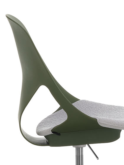 Seitenansicht eines grünen Zeph-Bürostuhls von Herman Miller mit einem grauen Sitzpolster, das die konturierte Sitzfläche und Rückenlehne zeigt.