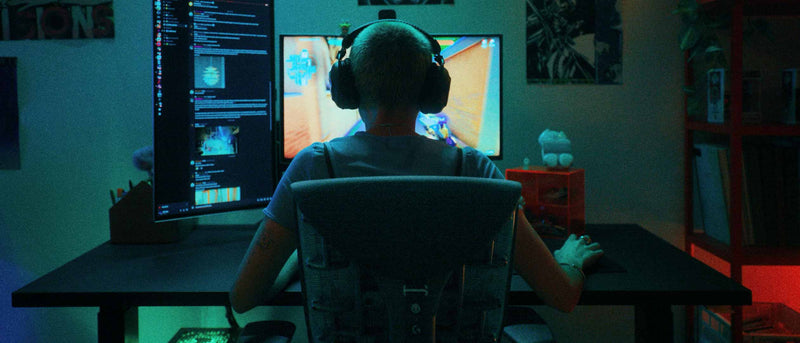 Professionelle Gamer mit ergonomischen Gaming-Stühlen und Zubehör von Herman Miller.