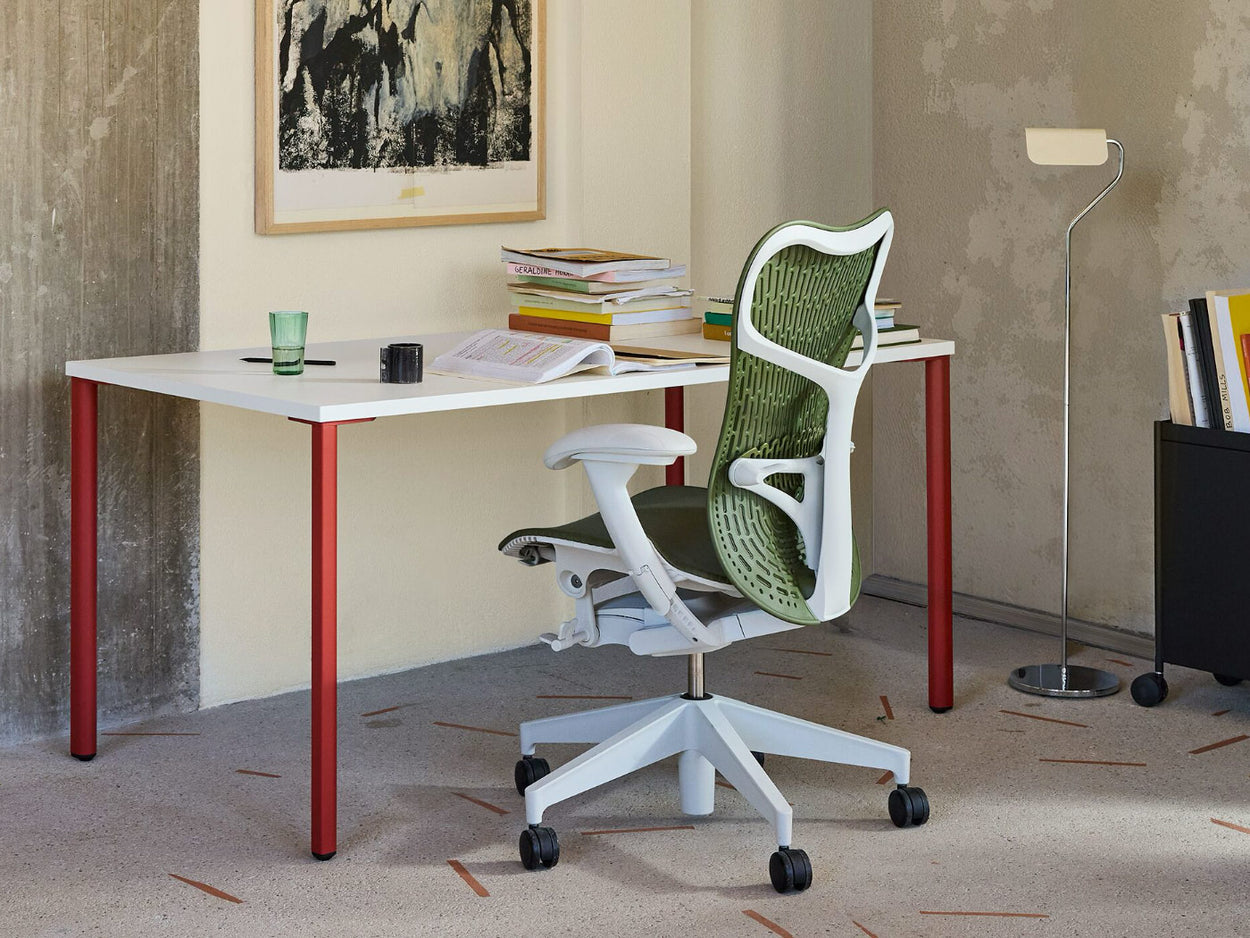 Ein warmes Heimbüro mit natürlichen Materialien, einem ergonomischen Herman Miller Aeron Stuhl in Graphit und Chrom und einem weißen Nevi Steh-Sitz-Schreibtisch.