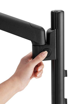 Nahaufnahme eines schwarzen Lima-Monitorarms von CBS, die die Druckknopf-Technologie zeigt.