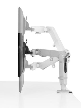 Seitenansicht eines weißen Ollin-Monitorarms von CBS, der wahlweise im Hoch- oder Querformat eingesetzt werden kann.