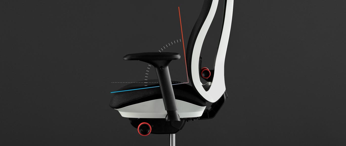 Seitenansicht eines weiß-schwarzen Vantum-Gaming-Stuhls von Herman Miller, überlagert von weißen Grafiken, die den Sitz- und Rückenwinkel hervorheben.