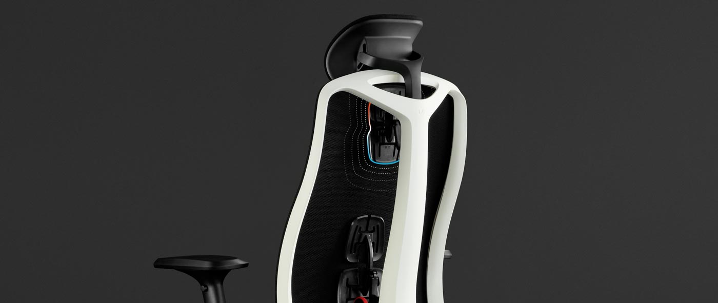 Rückansicht eines weiß-schwarzen Vantum-Gaming-Stuhls von Herman Miller, überlagert mit weißen Grafiken, die die Rückenlehne und die Kopfstütze hervorheben.