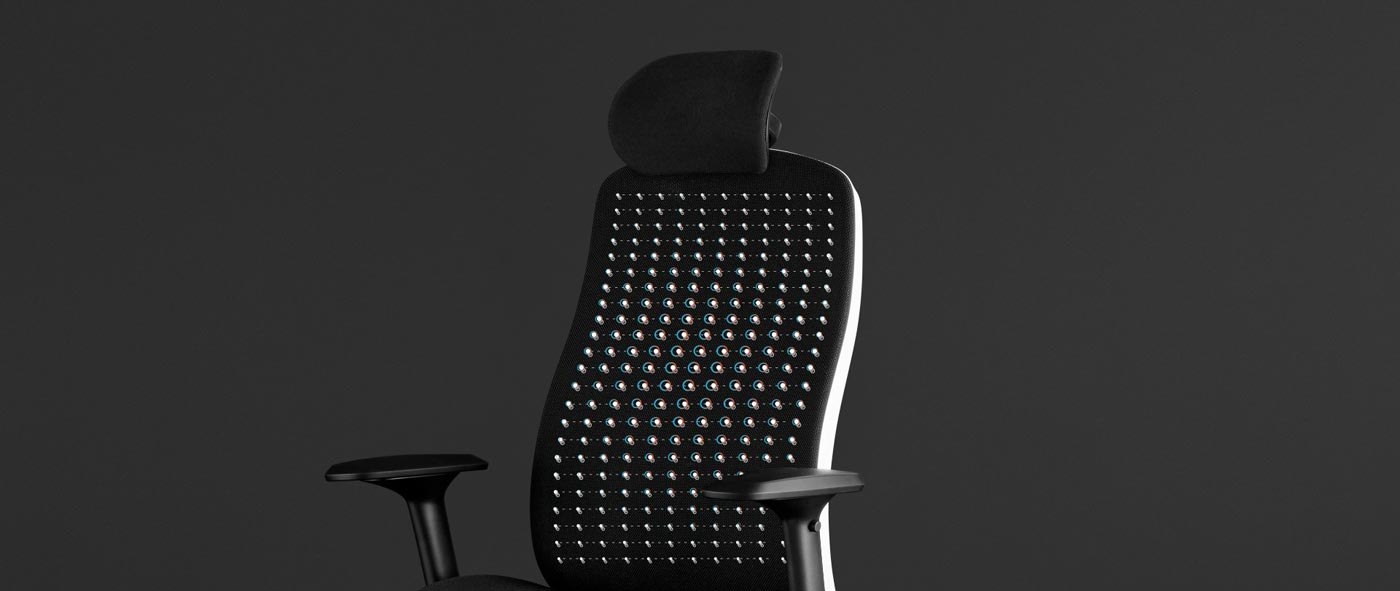 Vorderansicht eines weiß-schwarzen Vantum-Gaming-Stuhls von Herman Miller, überlagert mit weißen Grafiken, die das Federungsmaterial hervorheben.