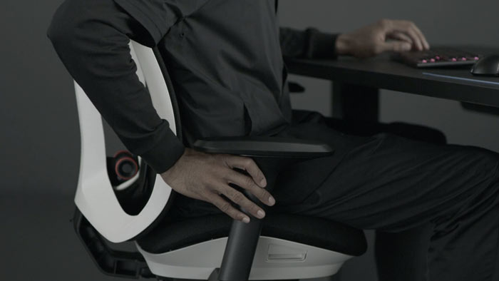 Video einer Person, die in einem weiß-schwarzen Vantum-Gaming-Stuhl von Herman Miller sitzt und neben den Stuhl greift, um die Armlehnen zu verstellen.
