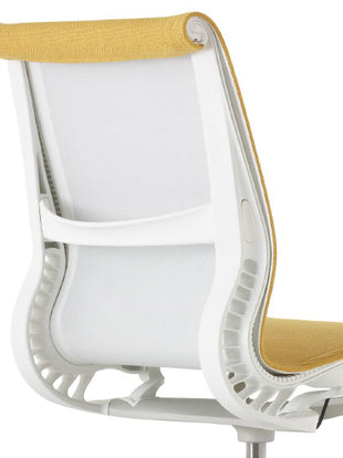 Rückansicht eines weiß-gelben Setu-Bürostuhls von Herman Miller mit geschwungener Rückenlehne.
