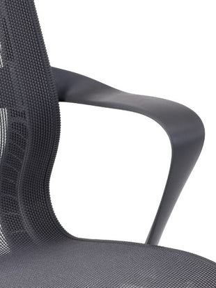 Nahaufnahme eines grauen Setu-Bürostuhls von Herman Miller mit den optionalen festen Armlehnen aus Bandstahl.