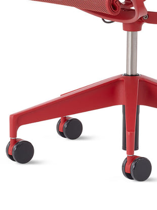 Nahaufnahme eines roten Setu-Bürostuhls von Herman Miller, mit den schwarzen Mehrzweck-Rollen.