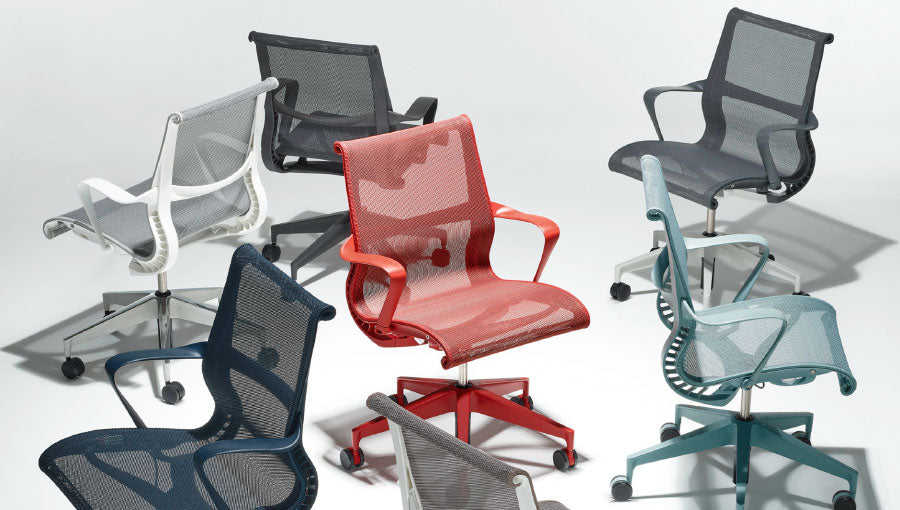 Eine Gruppe von Herman Miller Setu Bürostühlen in einer Reihe von Farben.