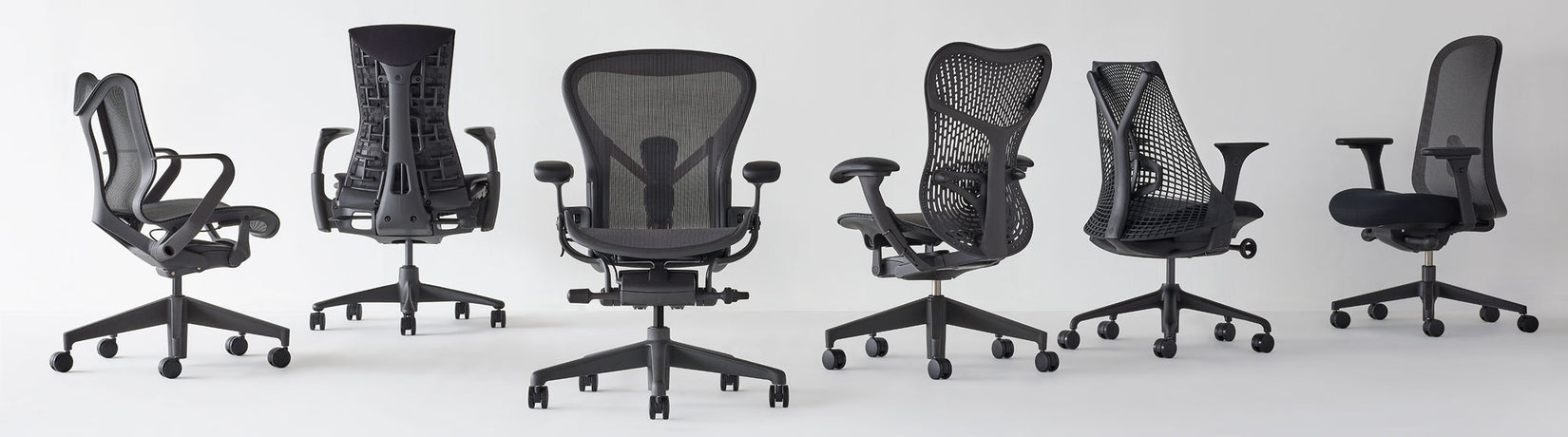 Reihe von Herman Miller-Heimbürostühlen in verschiedenen Winkeln, alle in Graphit, mit Cosm mit niedriger Rückenlehne, Aeron, Mirra 2 und Lino