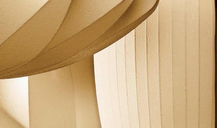 Nahaufnahme einer Nelson Bubble Pendelleuchte von Herman Miller, die die Struktur des Schirms zeigt.