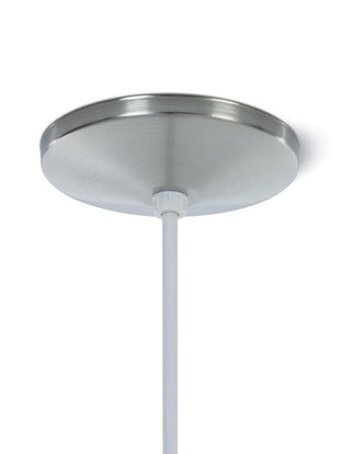 Nahaufnahme einer Nelson Bubble Pendelleuchte von Herman Miller, die die silberne Deckenrosette zeigt.