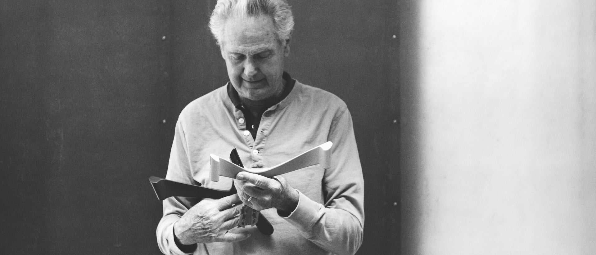 Schwarz-Weiß-Foto von Don Chadwick mit Stuhlkomponenten