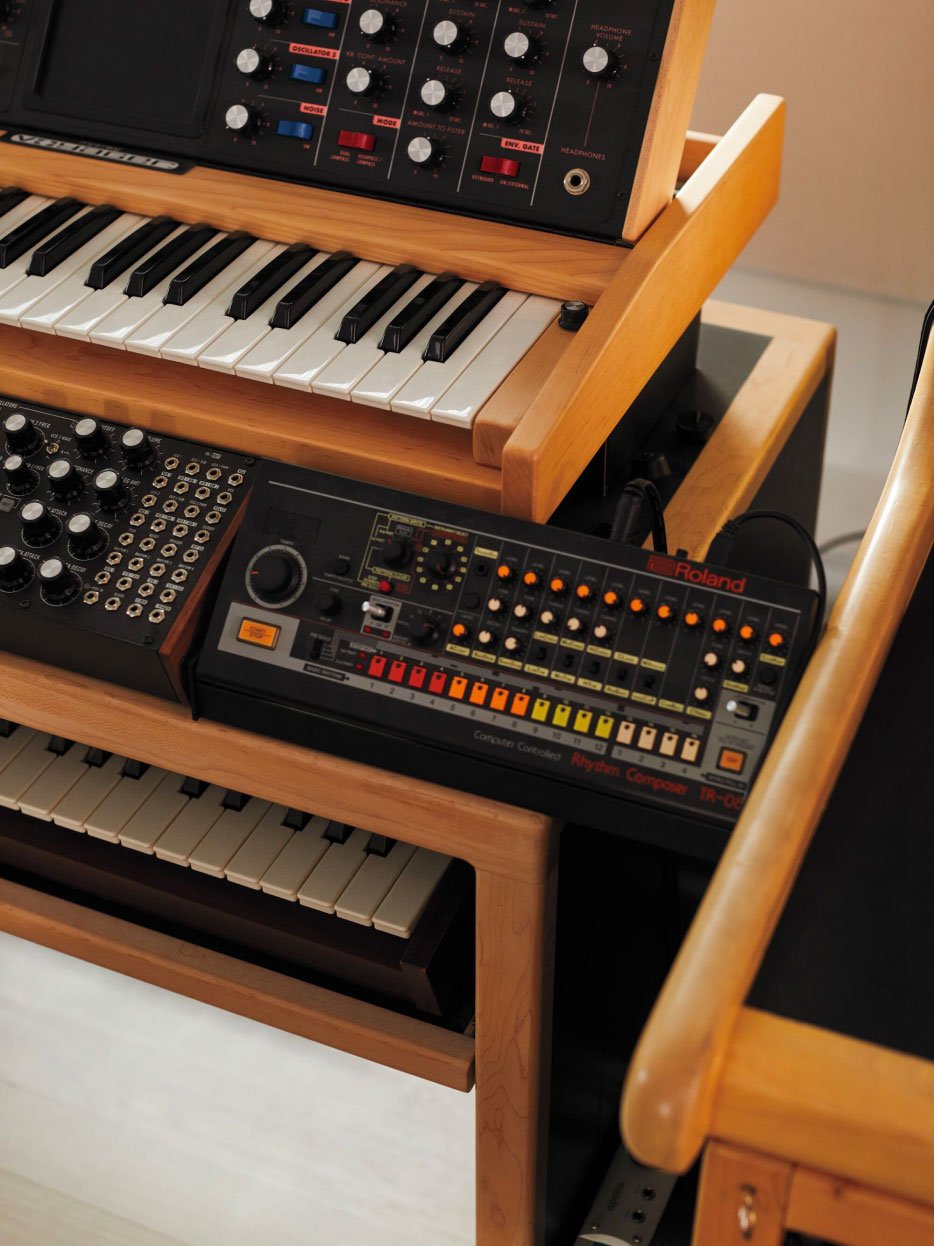 Nahaufnahme verschiedener Keyboards und Musikproduktionsgeräte