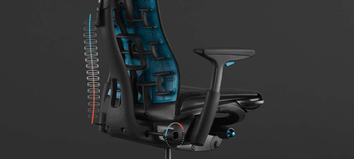 Rückansicht eines schwarz-blauen Embody-Gaming-Stuhls von Herman Miller, überlagert von weißen Grafiken, die die kühlende Schaumstofftechnologie hervorheben.