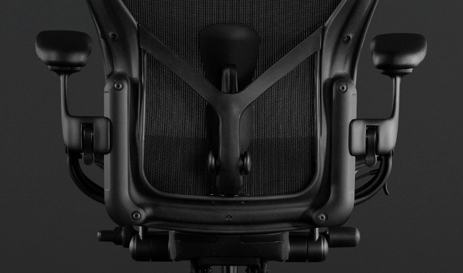 Rückenansicht eines schwarzen Aeron Gaming-Stuhls von Herman Miller, mit verstellbarer Rückenlehne.