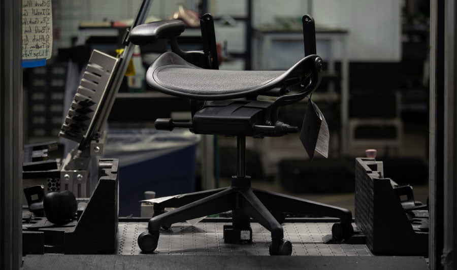 Fußkreuz und Sitz des schwarzen Aeron Gaming-Stuhls von Herman Miller in einer Werkseinstellung.