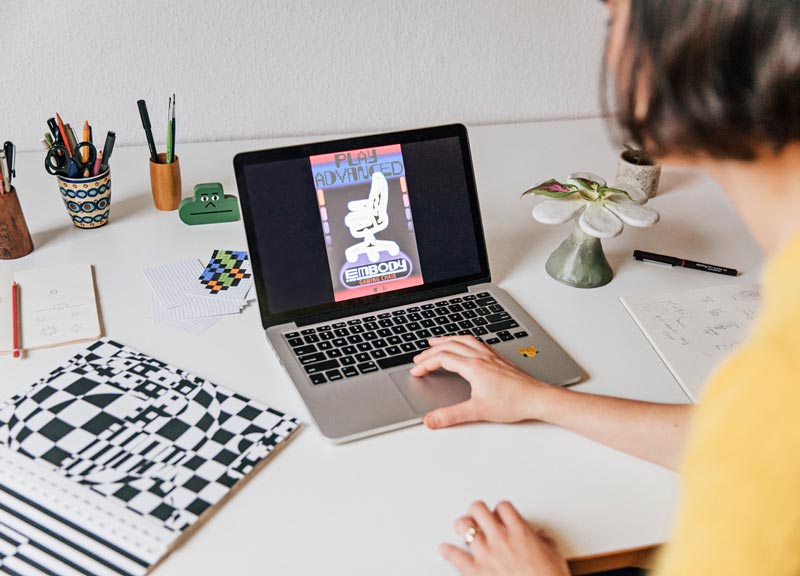 Nahaufnahme der endgültigen Version des Posters für den Embody Gaming-Stuhl auf dem Laptop von Molly Rose Dyson