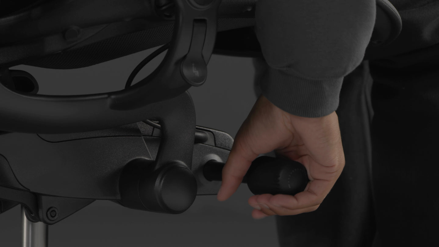 Ein Video von einer Person, die in einem schwarzen Aeron-Gaming-Stuhl von Herman Miller sitzt und neben den Stuhl greift, um die Neigung einzustellen.