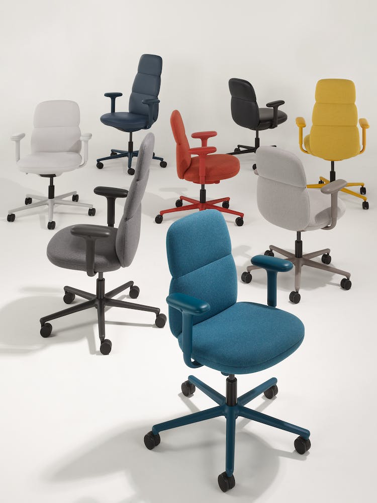 Acht Herman Miller Asari-Bürostühle in Grau, Gelb, Rot und Blau, die die verfügbare Farbpalette zeigen.