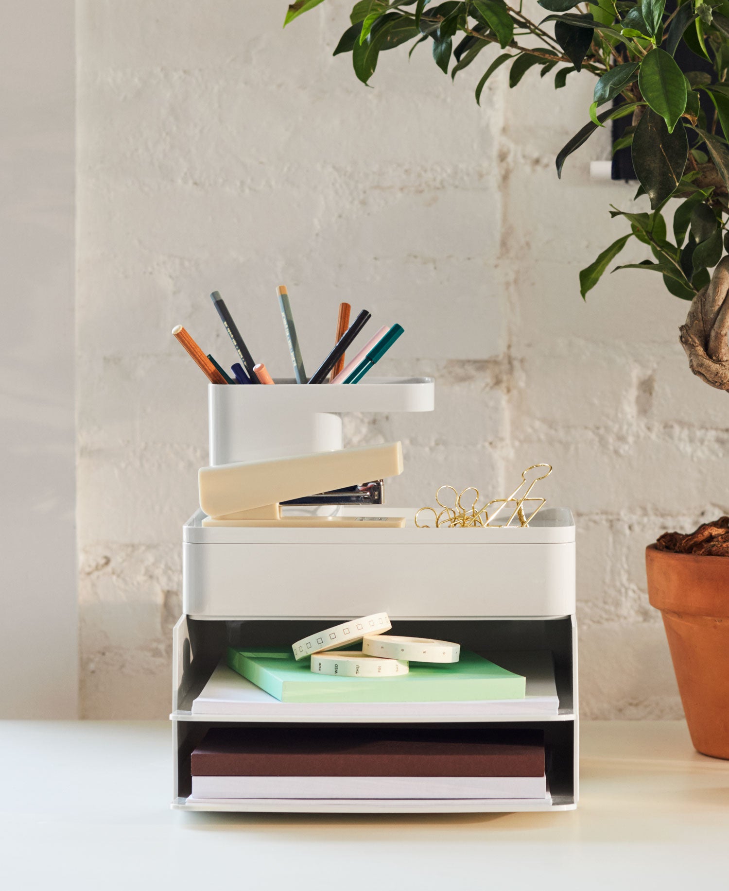 Nahaufnahme mit verschiedenen Formwork Schreibtischablagen und Organisationszubehör