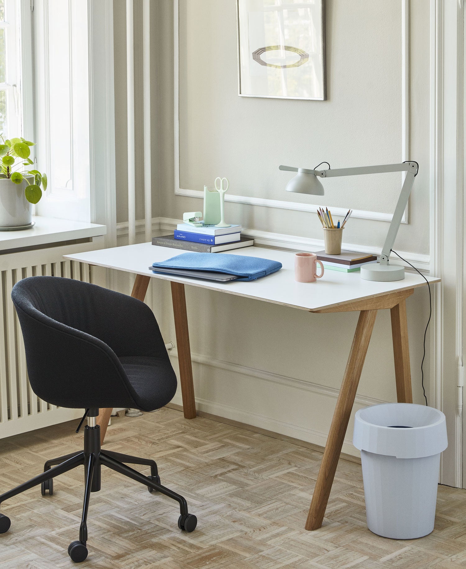 Home Office mit Hay copenhague 90 Schreibtisch in Eiche mit weißer Platte