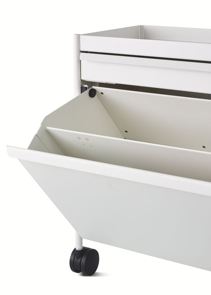 Nahaufnahme des ausklappbaren Dokumentenhalters eines Herman Miller OE1-Rollwagens.