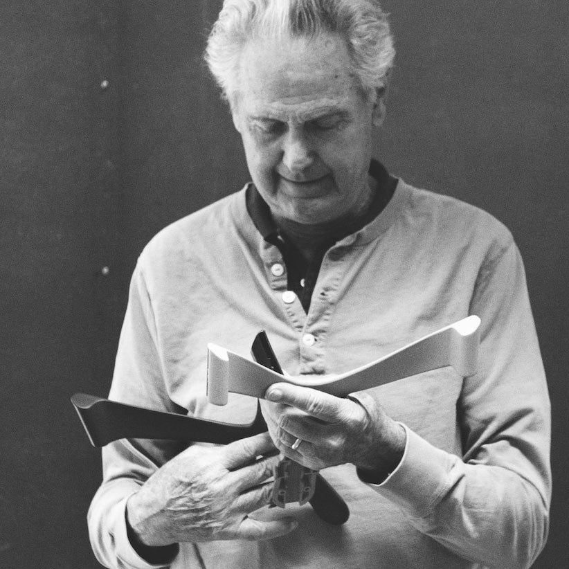 Schwarz-Weiß-Foto von Don Chadwick mit Stuhlkomponenten