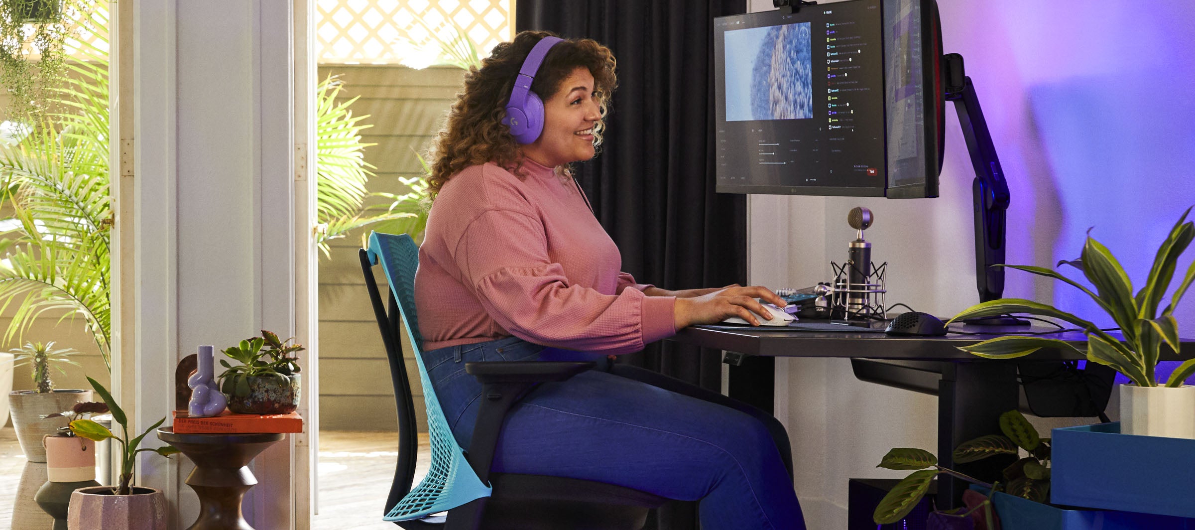 Foto von Friskk, der auf einem schwarzen und ozeanblauem Sayl-Gaming-Sessel mit schwarzem Nevi-Gaming-Tisch spielt