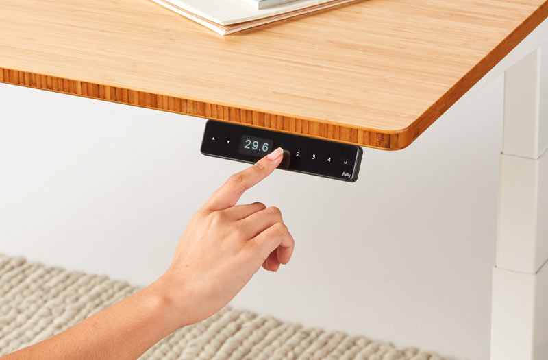 Eine Collage aus zwei Nahaufnahmen, die eine Hand zeigen, die den Auf/Ab-Kippschalter und das programmierbare Modul zur Höhenverstellung eines Jarvis-Stehpults von Herman Miller berührt.