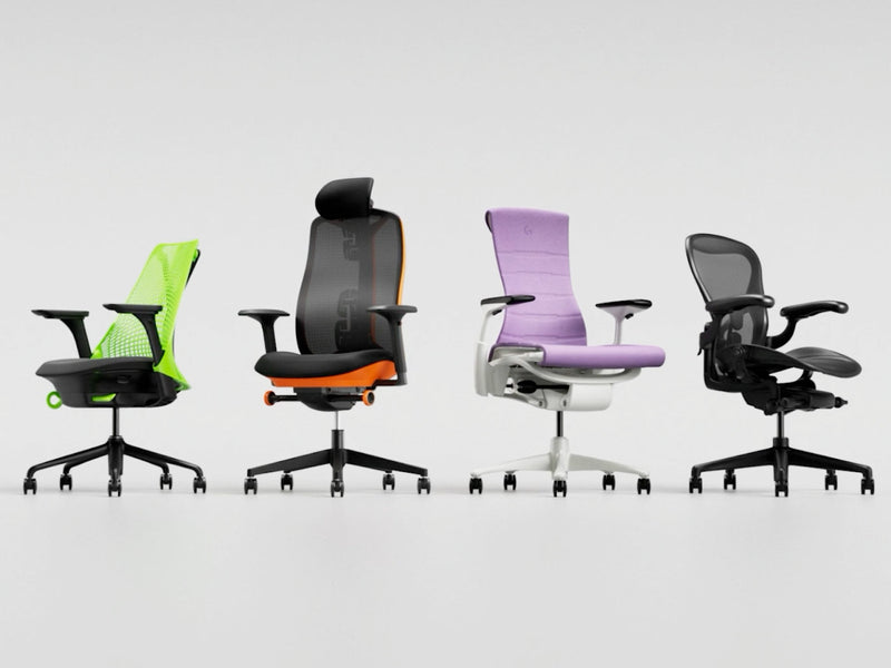 Ein ergonomischer Gaming-Stuhl Embody von Herman Miller in Weiß und Amethyst-Lila vor einem weißen Hintergrund.