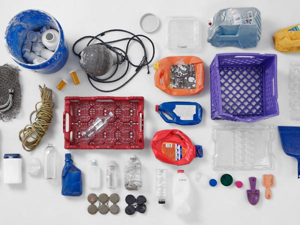 Foto von verschiedenen Kunststoffen, die aus den Weltmeeren zurückgewonnen wurden, darunter Flaschen und Deckel