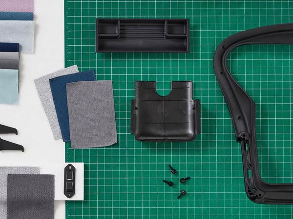 Foto von neuen Herman Miller-Stuhlkomponenten, die aus recyceltem Ozeanplastik hergestellt wurden